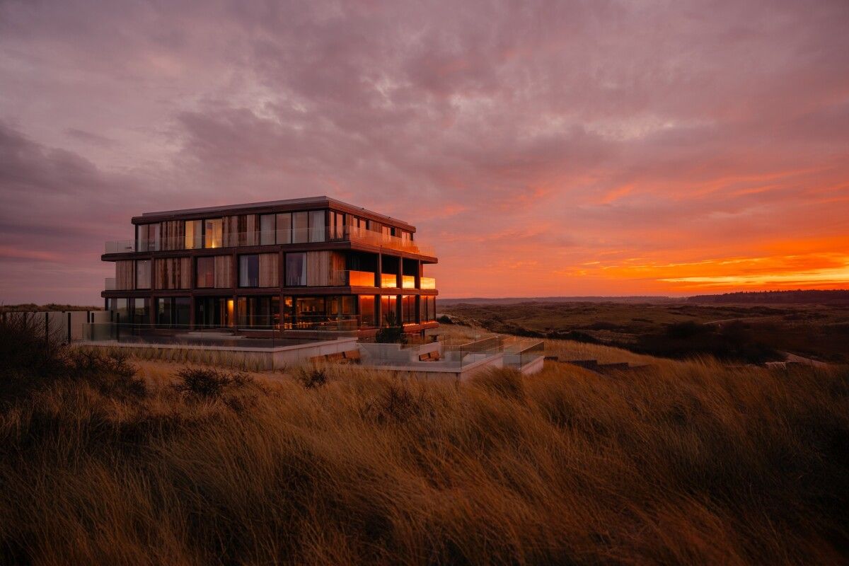 Hotel Elements in de duinen bij zonsondergang